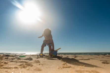 Enfant sur plage atlantique jeu de sable